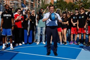 Inauguración de unas pistas de baloncesto en Madrid